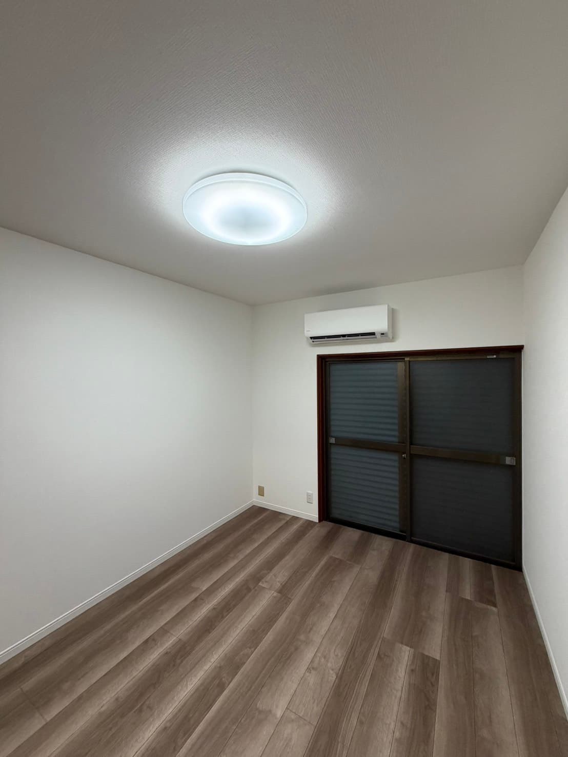 戸建ての洋室リフォーム ― 天井から床まで、明るく生まれ変わったビフォーアフター