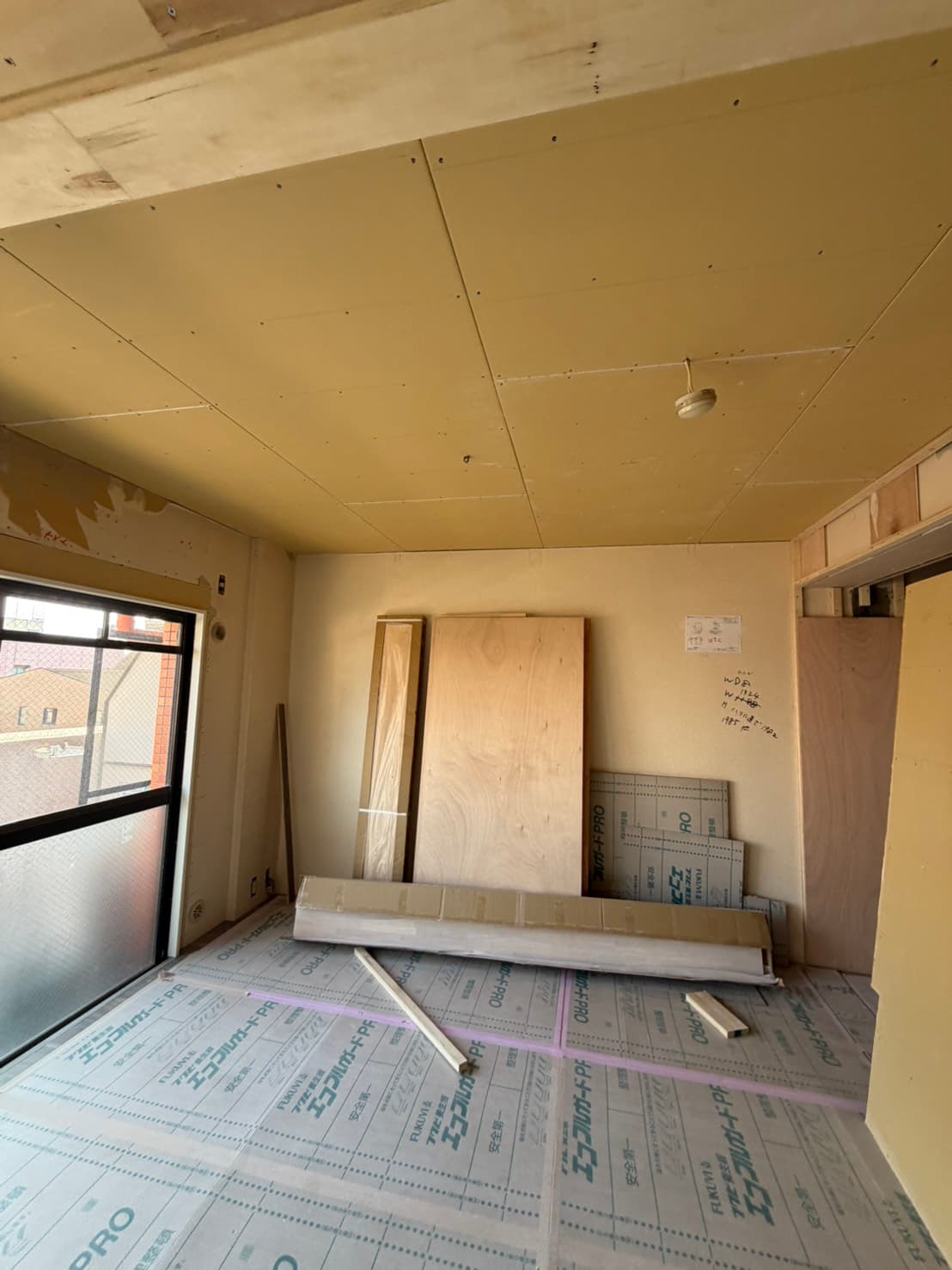 マンションのボード貼り ― 単純に見えて、実は職人の腕が出る工程です