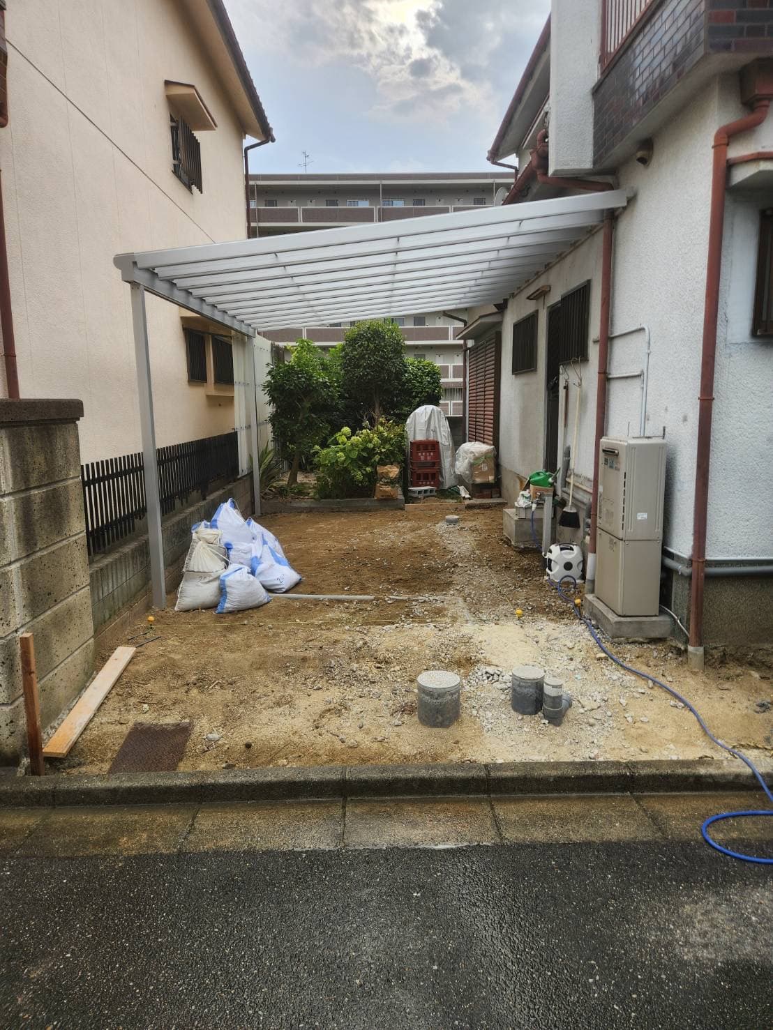 駐車場まわりの外構工事② 完成 ― 薄かった土間が、安心して停められる駐車場にの施工の様子 2
