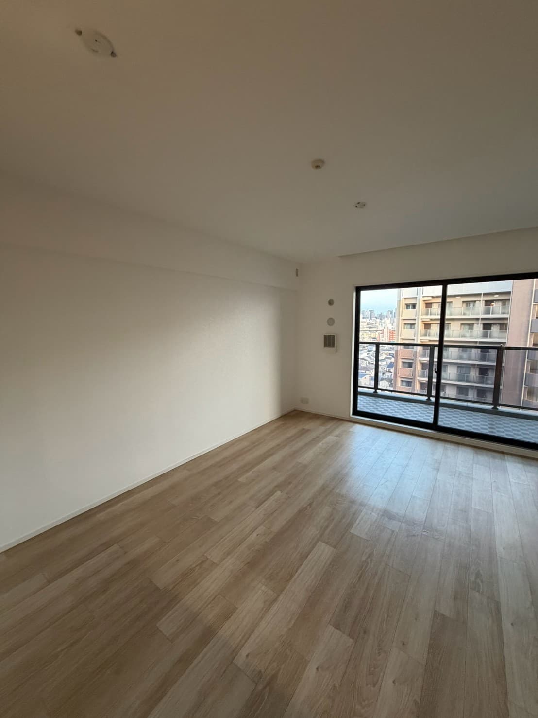 マンションのクロス張り替え ― 真っ白に一新された、明るいお部屋