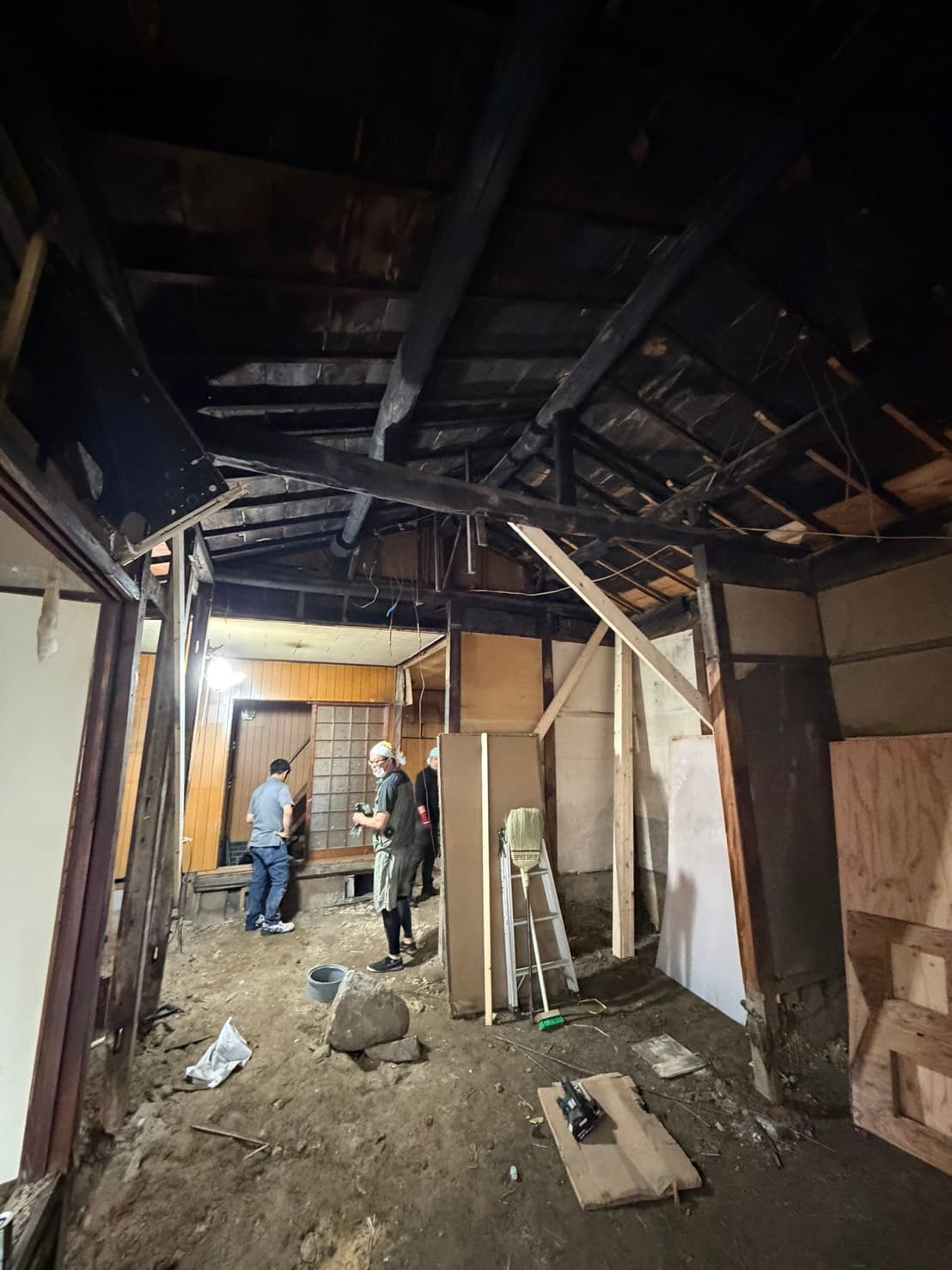 戸建て解体① ― 畳の和室から、骨組みが見えるまでの施工の様子 4
