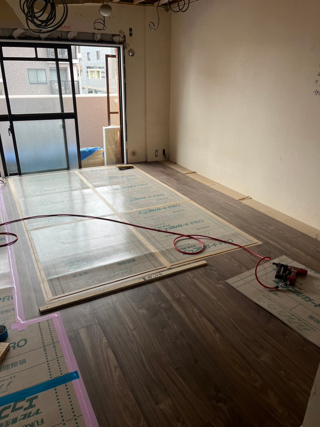 マンションの床貼り工事 ― 建具を開けても目地がまっすぐ美しく見えるようにの施工の様子 2