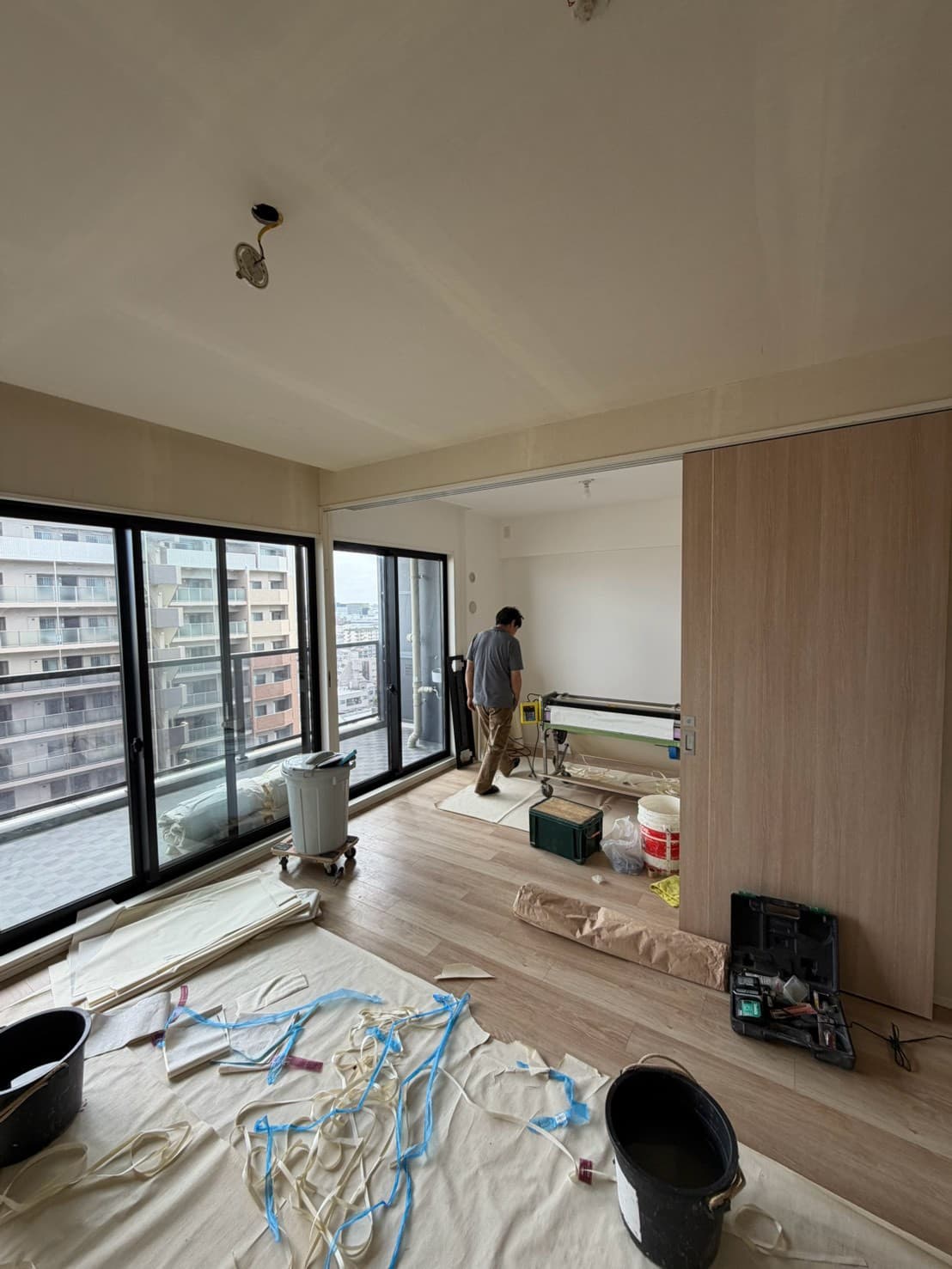 マンションのクロス張り替え ― 真っ白に一新された、明るいお部屋の施工の様子 2