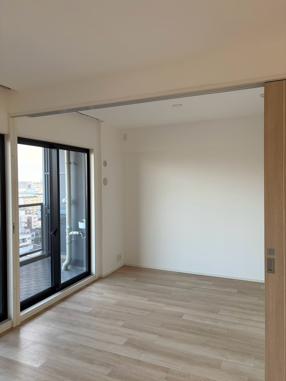 マンションのクロス張り替え ― 真っ白に一新された、明るいお部屋の施工の様子 3
