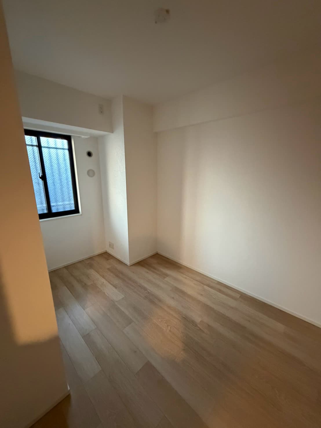 マンションのクロス張り替え ― 真っ白に一新された、明るいお部屋の施工の様子 4